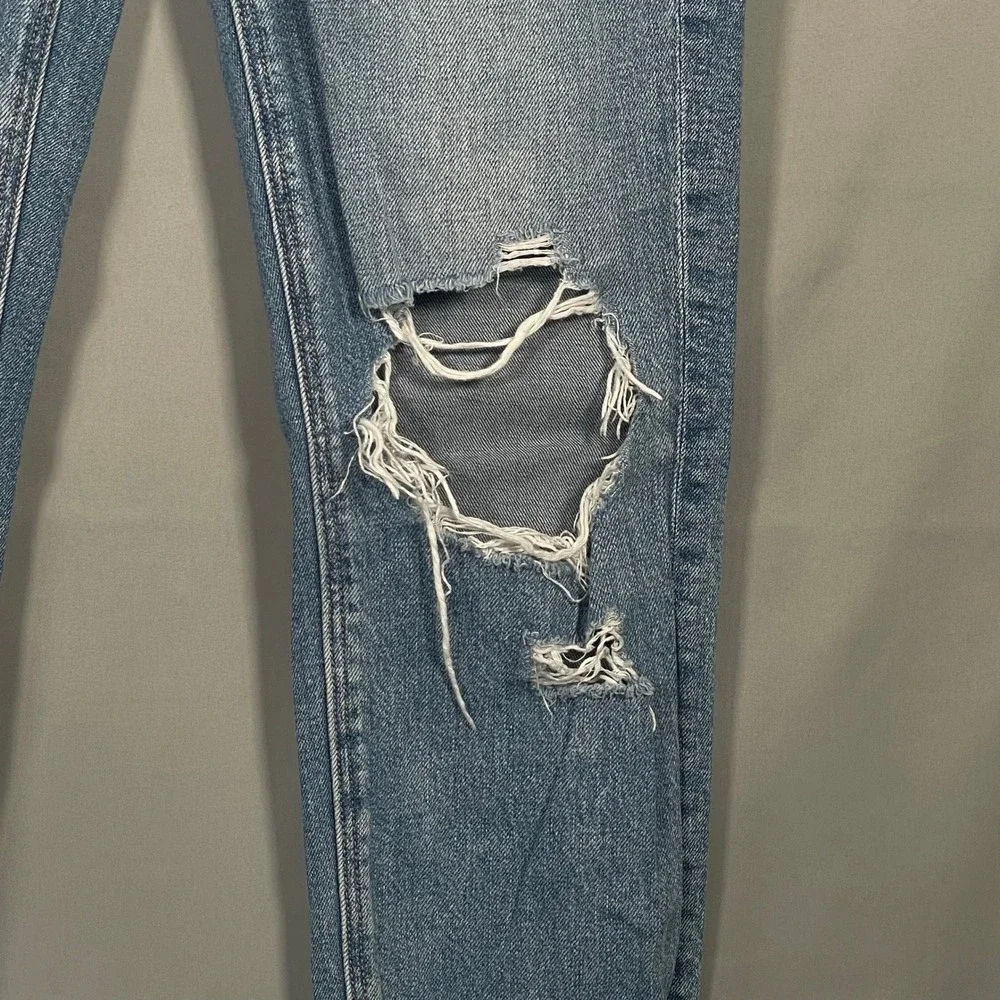 American Eagle Mom Jean Light‎ Wash Distressed High Rise Denim Size 2 Regular